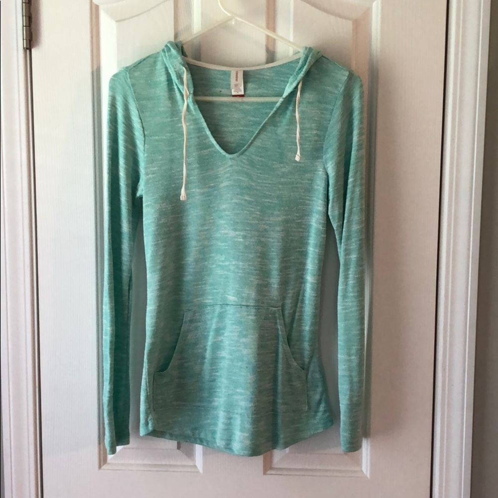 Lightweight pullover